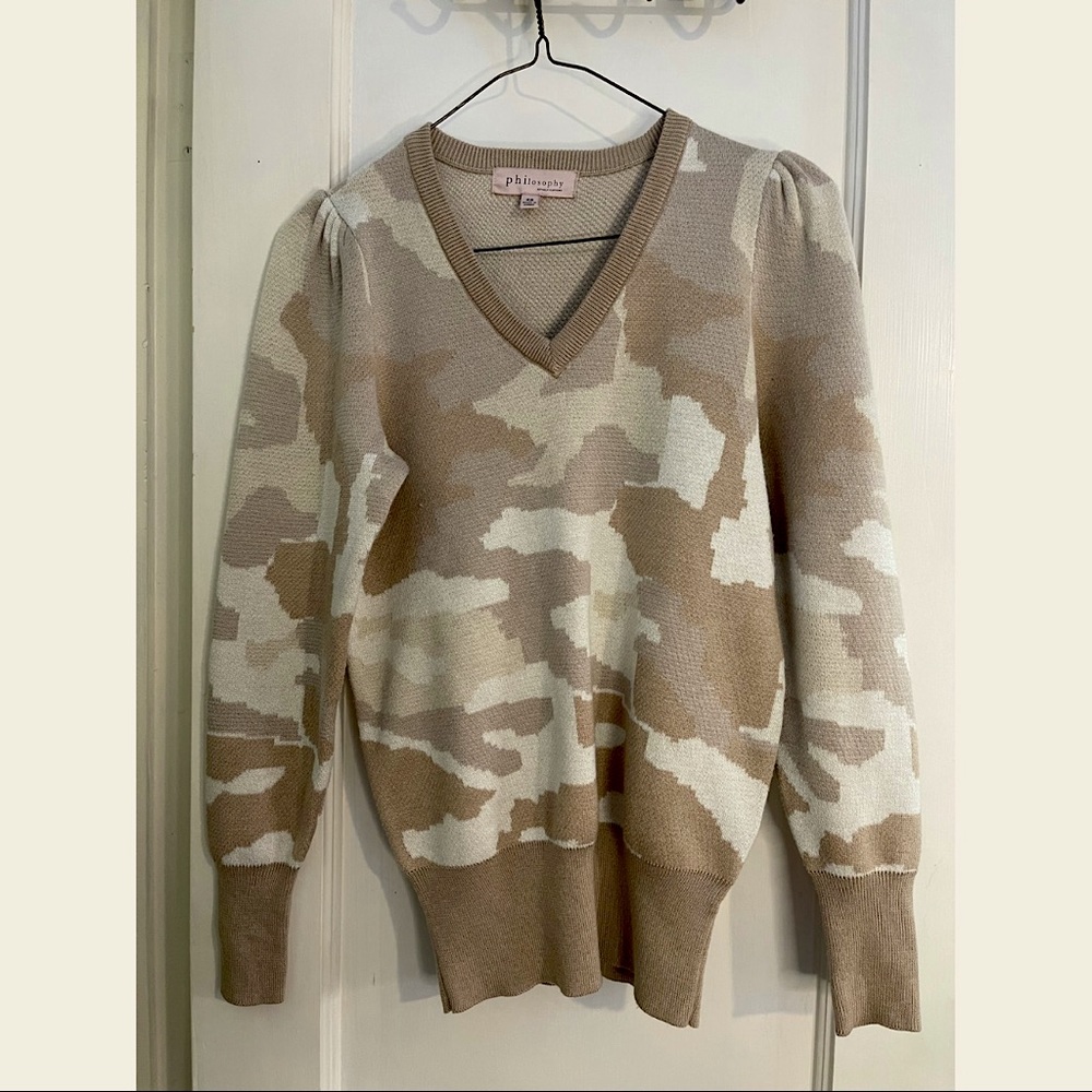 Philosophy Republic Clothing XS Tan Camo Print V-Neck Sweater